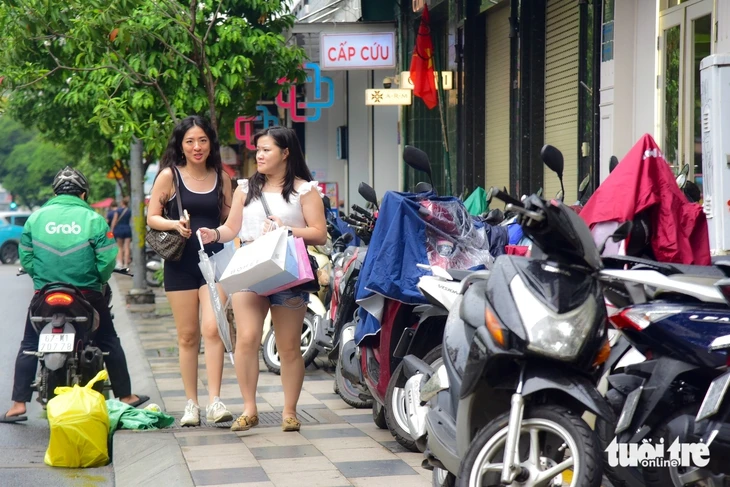 Người dân TP.HCM mong muốn sớm quy định sử dụng vỉa hè cho buôn bán Người dân TP.HCM mong muốn sớm quy định sử dụng vỉa hè cho buôn bán