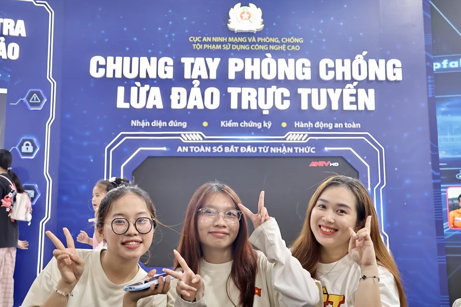 Người dân trải nghiệm gì trong ngày cuối sự kiện "Tổ quốc bình yên"? Người dân trải nghiệm gì trong ngày cuối sự kiện "Tổ quốc bình yên"?