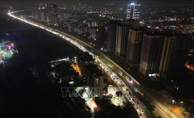 Người dân trở lại Hà Nội sớm, ùn tắc kéo dài trong đêm trên cao tốc Pháp Vân - Cầu Giẽ Người dân trở lại Hà Nội sớm, ùn tắc kéo dài trong đêm trên cao tốc Pháp Vân - Cầu Giẽ