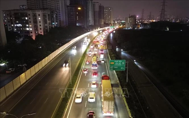 Người dân trở lại Hà Nội sớm, ùn tắc kéo dài trong đêm trên cao tốc Pháp Vân - Cầu Giẽ Người dân trở lại Hà Nội sớm, ùn tắc kéo dài trong đêm trên cao tốc Pháp Vân - Cầu Giẽ