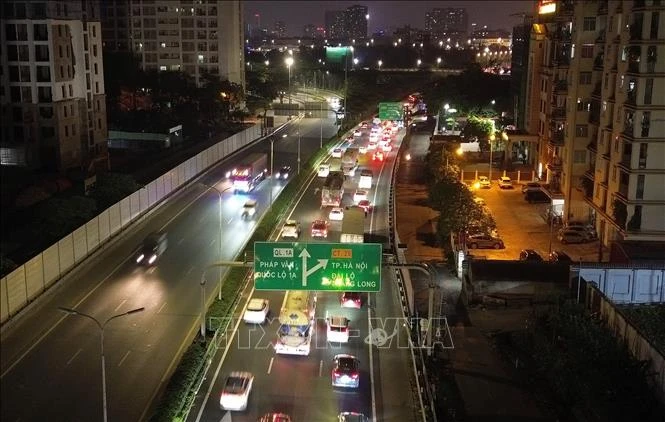 Người dân trở lại Hà Nội sớm, ùn tắc kéo dài trong đêm trên cao tốc Pháp Vân - Cầu Giẽ Người dân trở lại Hà Nội sớm, ùn tắc kéo dài trong đêm trên cao tốc Pháp Vân - Cầu Giẽ