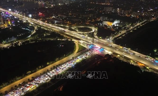 Người dân trở lại Hà Nội sớm, ùn tắc kéo dài trong đêm trên cao tốc Pháp Vân - Cầu Giẽ Người dân trở lại Hà Nội sớm, ùn tắc kéo dài trong đêm trên cao tốc Pháp Vân - Cầu Giẽ