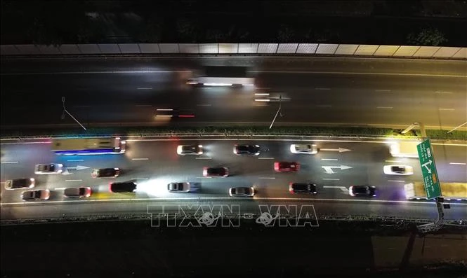 Người dân trở lại Hà Nội sớm, ùn tắc kéo dài trong đêm trên cao tốc Pháp Vân - Cầu Giẽ Người dân trở lại Hà Nội sớm, ùn tắc kéo dài trong đêm trên cao tốc Pháp Vân - Cầu Giẽ