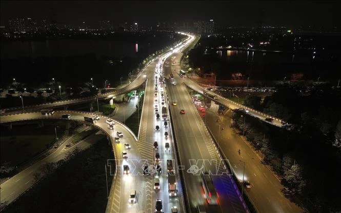 Người dân trở lại Hà Nội sớm, ùn tắc kéo dài trong đêm trên cao tốc Pháp Vân - Cầu Giẽ Người dân trở lại Hà Nội sớm, ùn tắc kéo dài trong đêm trên cao tốc Pháp Vân - Cầu Giẽ