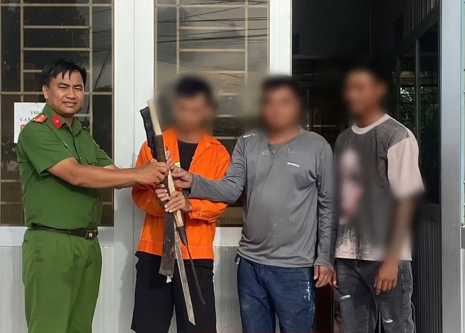 Người dân tự nguyện giao nộp hàng chục hung khí nguy hiểm