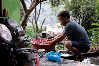 Người dân ven hồ Hòa Bình 'khát nước sạch'