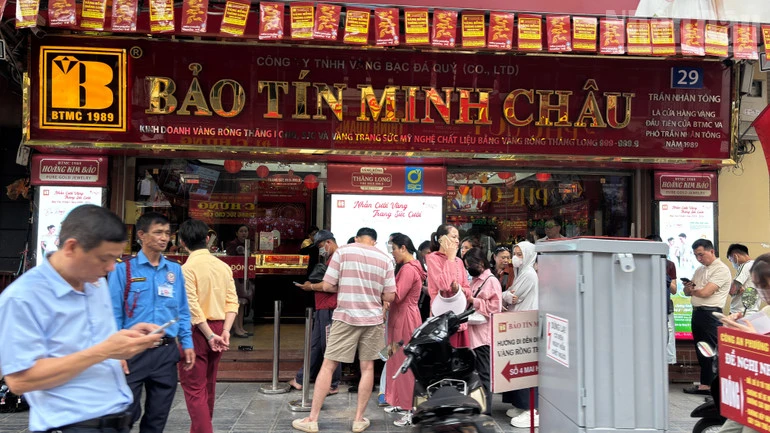 Người dân xếp hàng giao dịch vàng, hoạt động vẫn ổn định tại Bảo Tín Minh Châu