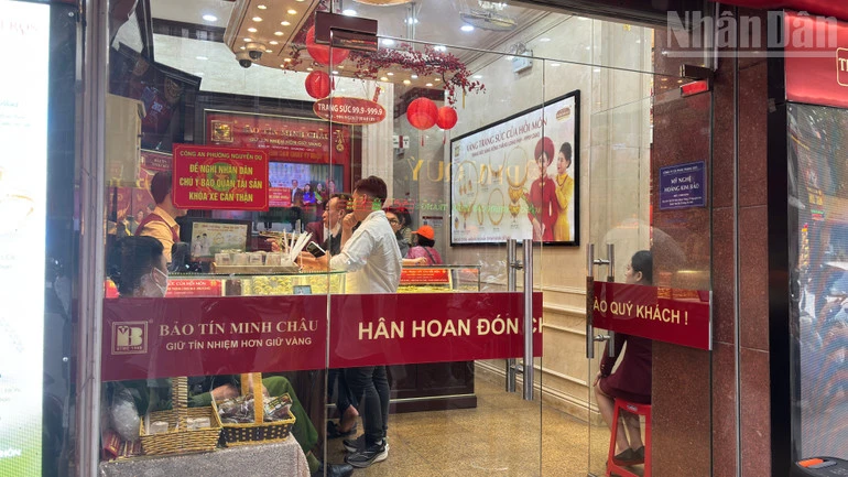 Người dân xếp hàng giao dịch vàng, hoạt động vẫn ổn định tại Bảo Tín Minh Châu