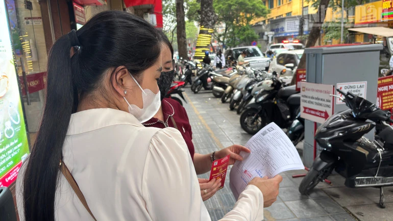 Người dân xếp hàng giao dịch vàng, hoạt động vẫn ổn định tại Bảo Tín Minh Châu