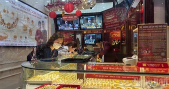 Người dân xếp hàng giao dịch vàng, hoạt động vẫn ổn định tại Bảo Tín Minh Châu