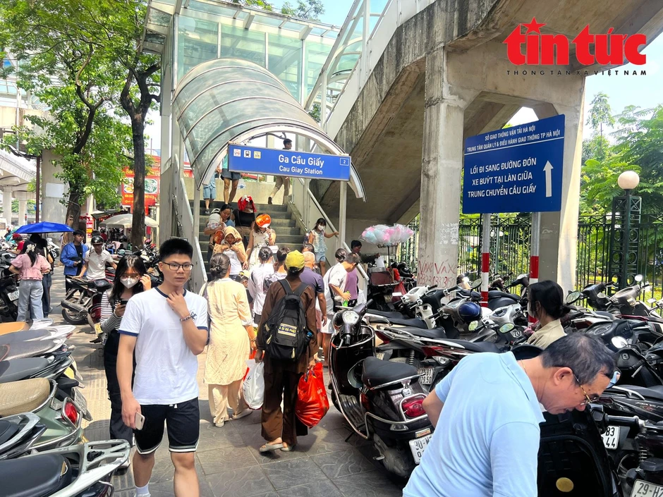 Người Hà Nội nô nức đưa con đi vườn thú vui chơi trong kỳ nghỉ lễ Người Hà Nội nô nức đưa con đi vườn thú vui chơi trong kỳ nghỉ lễ