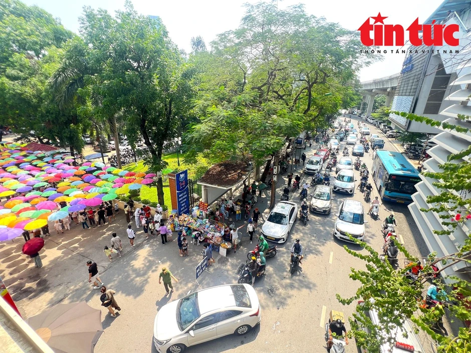 Người Hà Nội nô nức đưa con đi vườn thú vui chơi trong kỳ nghỉ lễ Người Hà Nội nô nức đưa con đi vườn thú vui chơi trong kỳ nghỉ lễ