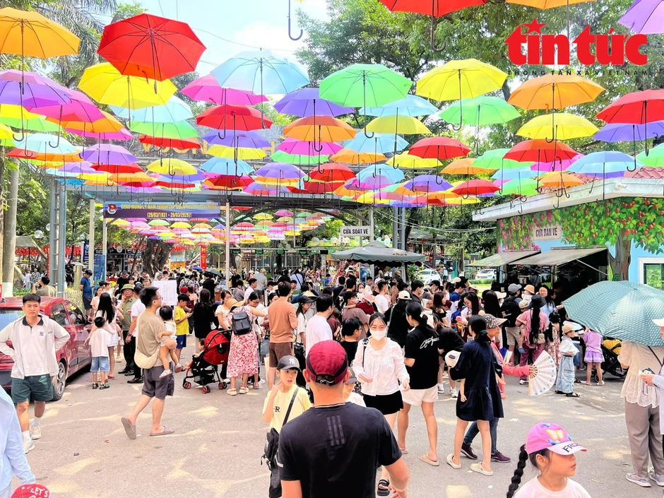 Người Hà Nội nô nức đưa con đi vườn thú vui chơi trong kỳ nghỉ lễ Người Hà Nội nô nức đưa con đi vườn thú vui chơi trong kỳ nghỉ lễ