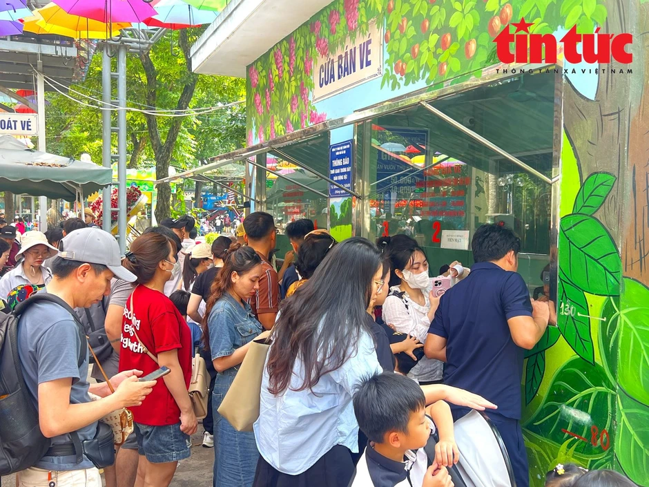 Người Hà Nội nô nức đưa con đi vườn thú vui chơi trong kỳ nghỉ lễ Người Hà Nội nô nức đưa con đi vườn thú vui chơi trong kỳ nghỉ lễ