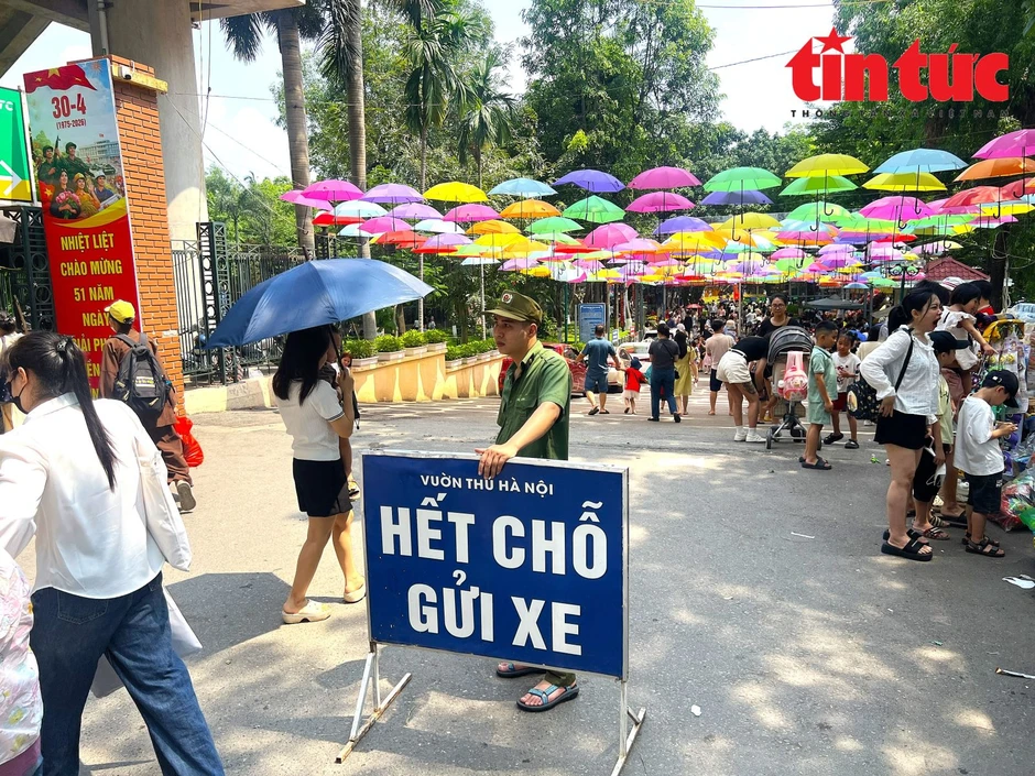 Người Hà Nội nô nức đưa con đi vườn thú vui chơi trong kỳ nghỉ lễ Người Hà Nội nô nức đưa con đi vườn thú vui chơi trong kỳ nghỉ lễ