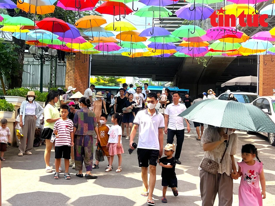 Người Hà Nội nô nức đưa con đi vườn thú vui chơi trong kỳ nghỉ lễ Người Hà Nội nô nức đưa con đi vườn thú vui chơi trong kỳ nghỉ lễ