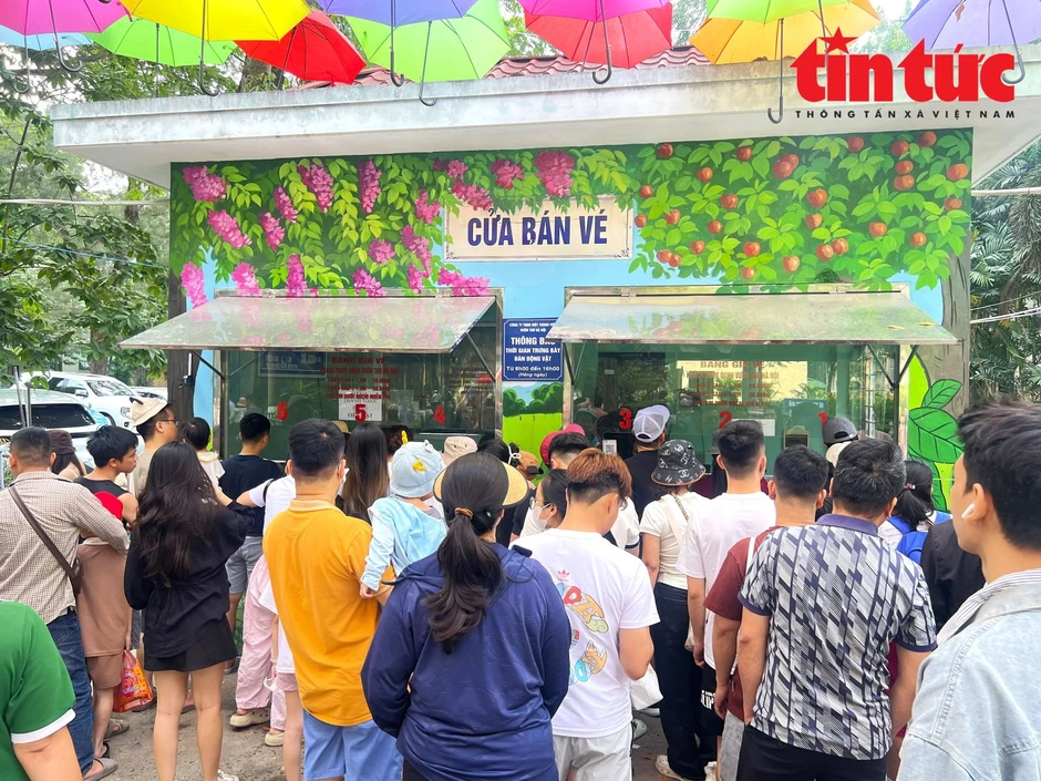 Người Hà Nội nô nức đưa con đi vườn thú vui chơi trong kỳ nghỉ lễ Người Hà Nội nô nức đưa con đi vườn thú vui chơi trong kỳ nghỉ lễ