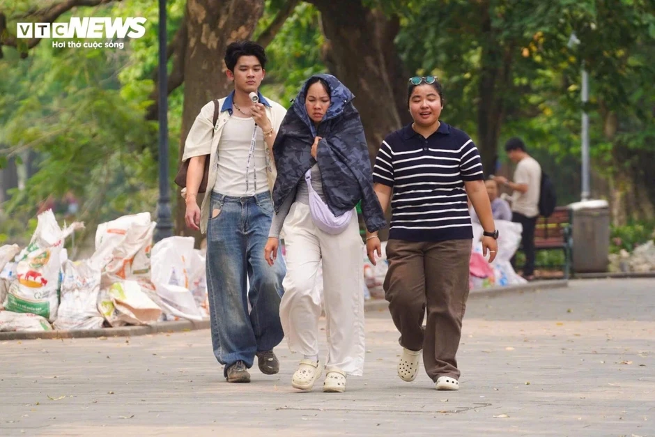 Người Hà Nội "nung mình" trong đợt nắng nóng gay gắt đầu tiên năm 2026