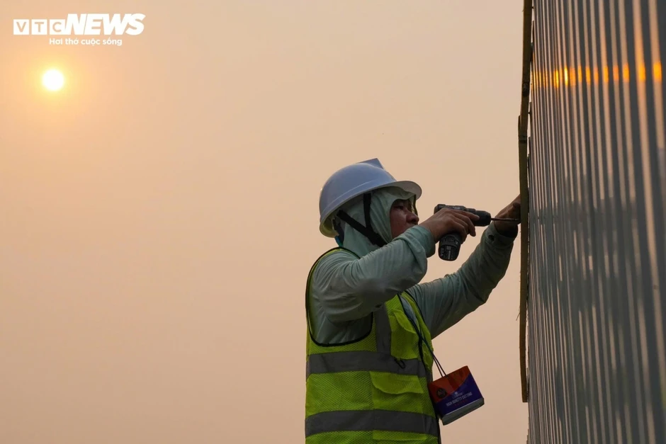 Người Hà Nội "nung mình" trong đợt nắng nóng gay gắt đầu tiên năm 2026