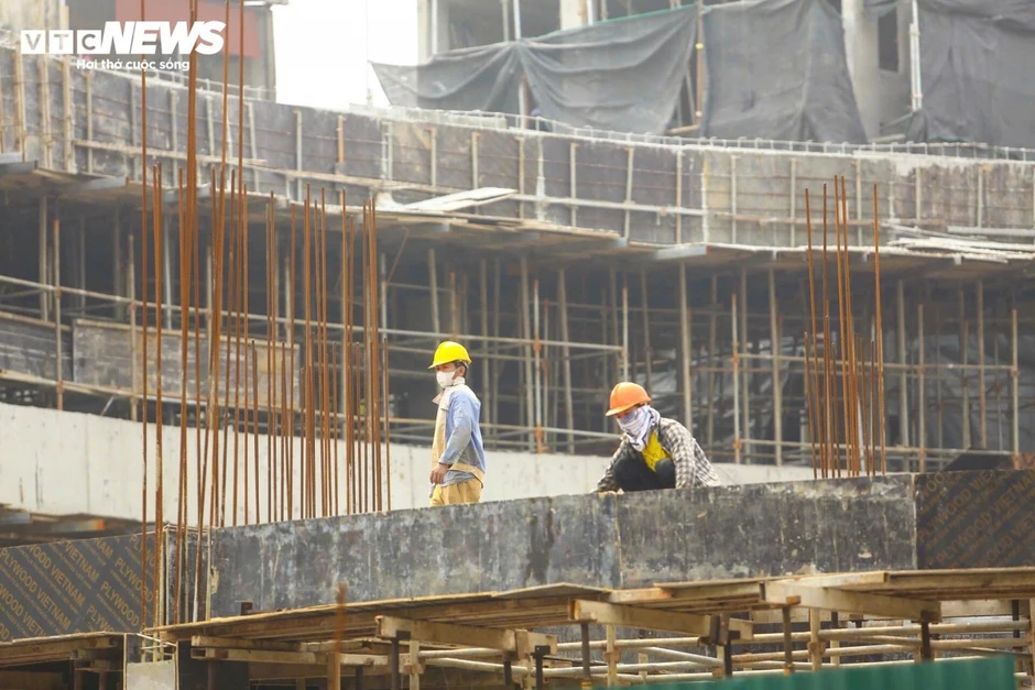 Người Hà Nội "nung mình" trong đợt nắng nóng gay gắt đầu tiên năm 2026