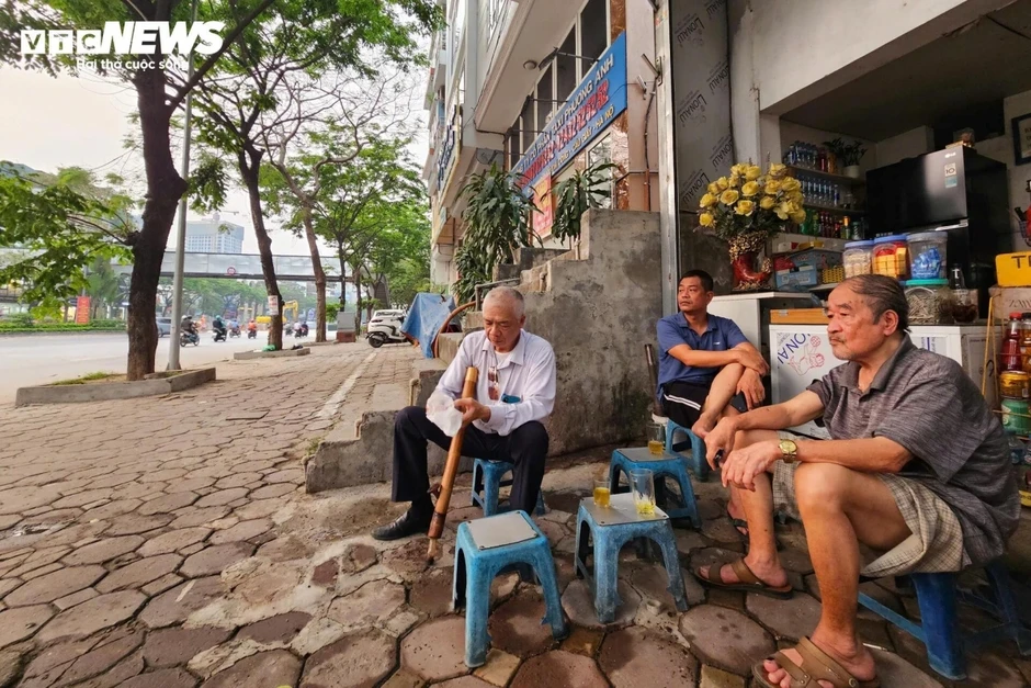 Người Hà Nội "nung mình" trong đợt nắng nóng gay gắt đầu tiên năm 2026