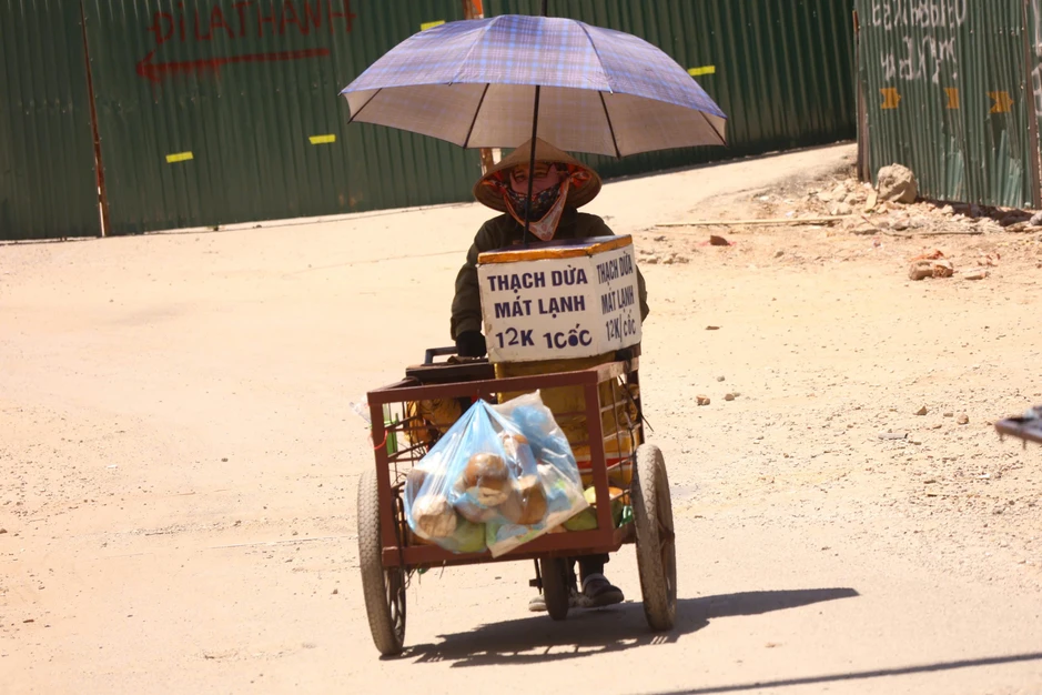 Người lao động chật vật mưu sinh giữa "chảo lửa" 40 độ C Hà Nội Người lao động chật vật mưu sinh giữa "chảo lửa" 40 độ C Hà Nội
