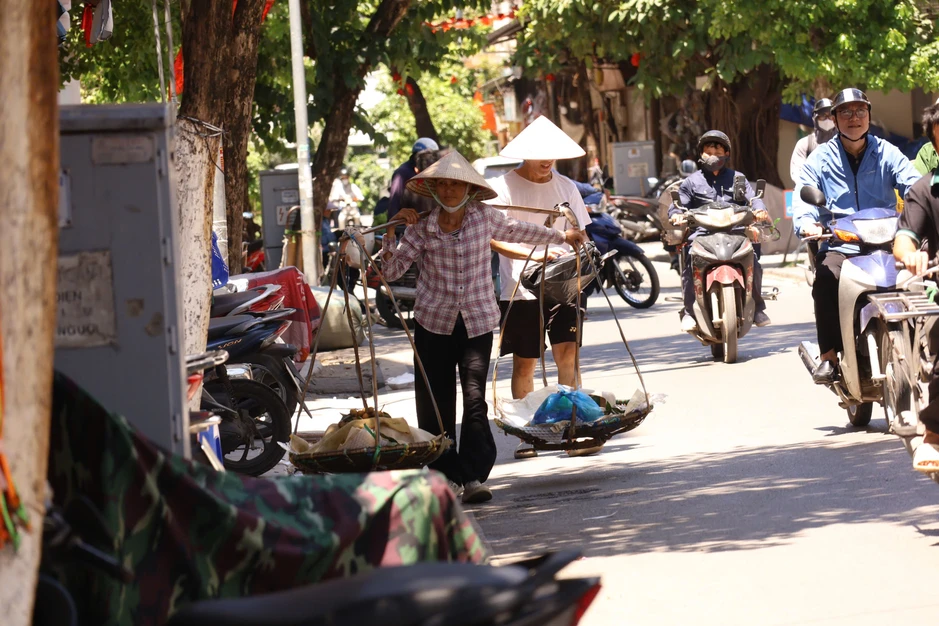 Người lao động chật vật mưu sinh giữa "chảo lửa" 40 độ C Hà Nội Người lao động chật vật mưu sinh giữa "chảo lửa" 40 độ C Hà Nội