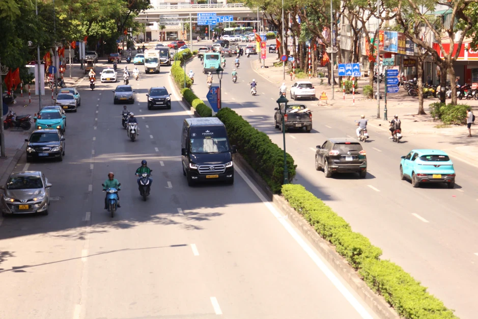 Người lao động chật vật mưu sinh giữa "chảo lửa" 40 độ C Hà Nội Người lao động chật vật mưu sinh giữa "chảo lửa" 40 độ C Hà Nội