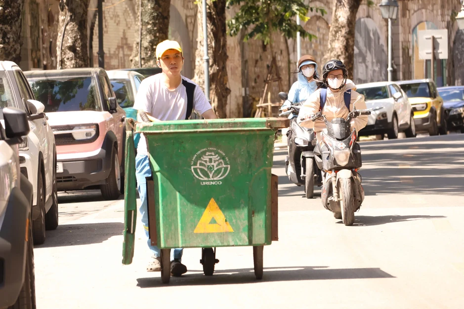 Người lao động chật vật mưu sinh giữa "chảo lửa" 40 độ C Hà Nội Người lao động chật vật mưu sinh giữa "chảo lửa" 40 độ C Hà Nội