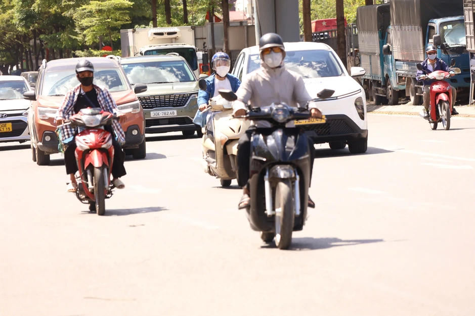 Người lao động chật vật mưu sinh giữa "chảo lửa" 40 độ C Hà Nội Người lao động chật vật mưu sinh giữa "chảo lửa" 40 độ C Hà Nội