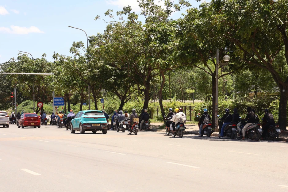Người lao động chật vật mưu sinh giữa "chảo lửa" 40 độ C Hà Nội Người lao động chật vật mưu sinh giữa "chảo lửa" 40 độ C Hà Nội