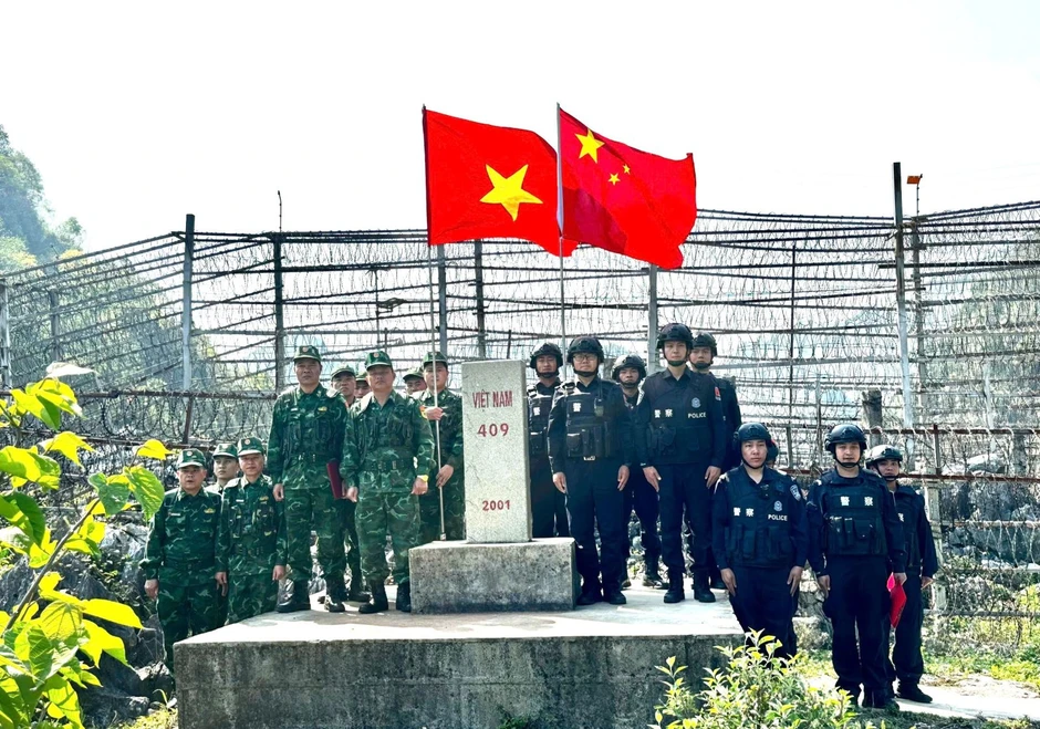 Người lính quân hàm xanh bảo vệ vững chắc nền tảng tư tưởng của Đảng Người lính quân hàm xanh bảo vệ vững chắc nền tảng tư tưởng của Đảng
