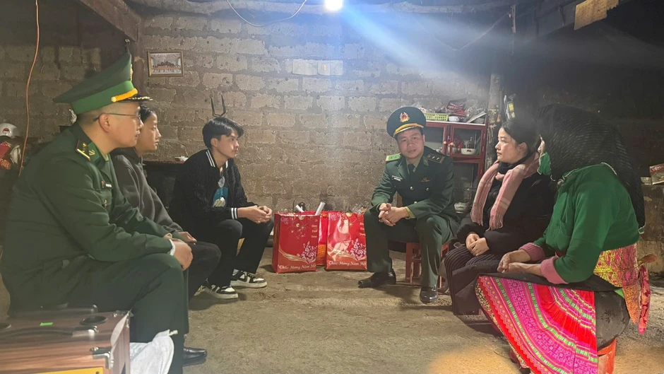 Người lính quân hàm xanh bảo vệ vững chắc nền tảng tư tưởng của Đảng Người lính quân hàm xanh bảo vệ vững chắc nền tảng tư tưởng của Đảng