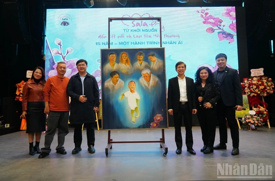 Người mang hội họa đi cùng những chuyến xe nhân ái Người mang hội họa đi cùng những chuyến xe nhân ái