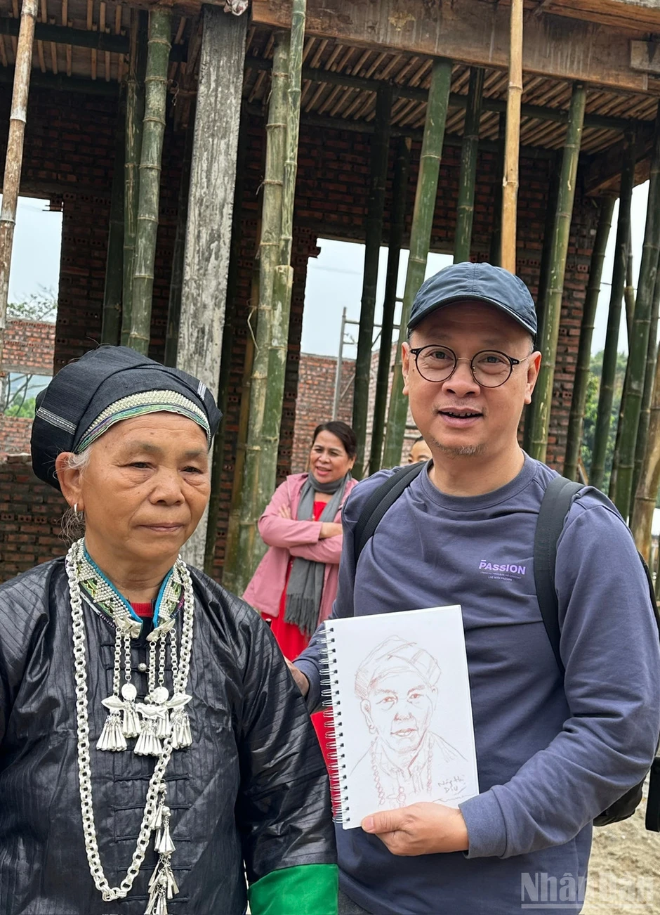 Người mang hội họa đi cùng những chuyến xe nhân ái Người mang hội họa đi cùng những chuyến xe nhân ái