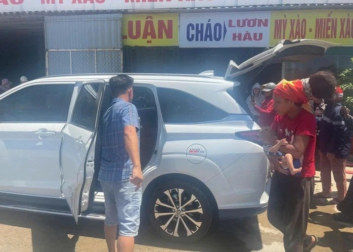 Người mẹ đưa 2 con nhỏ đi bộ qua miền Trung dưới nắng nóng trên 40 độ C
