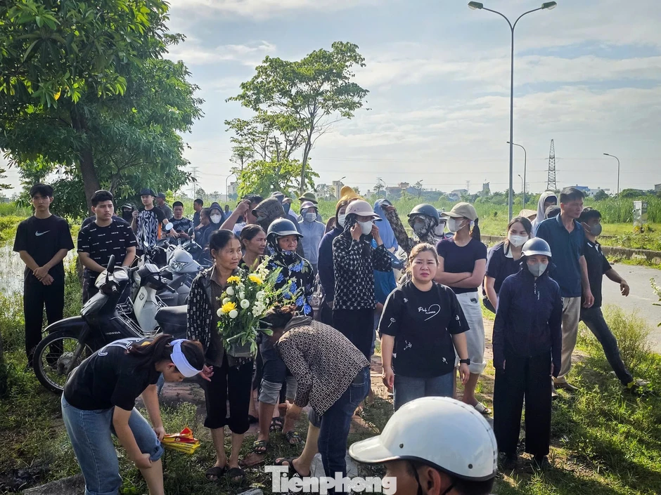 Người mẹ khóc ngất trước di ảnh con trai bị nước cuốn trôi xuống cống ở Hà Nội