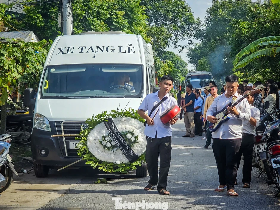 Người mẹ khóc ngất trước di ảnh con trai bị nước cuốn trôi xuống cống ở Hà Nội