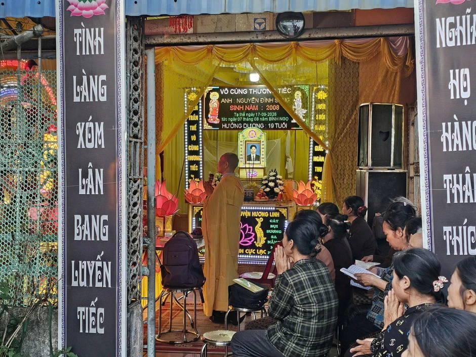 Người mẹ khóc ngất trước di ảnh con trai bị nước cuốn trôi xuống cống ở Hà Nội