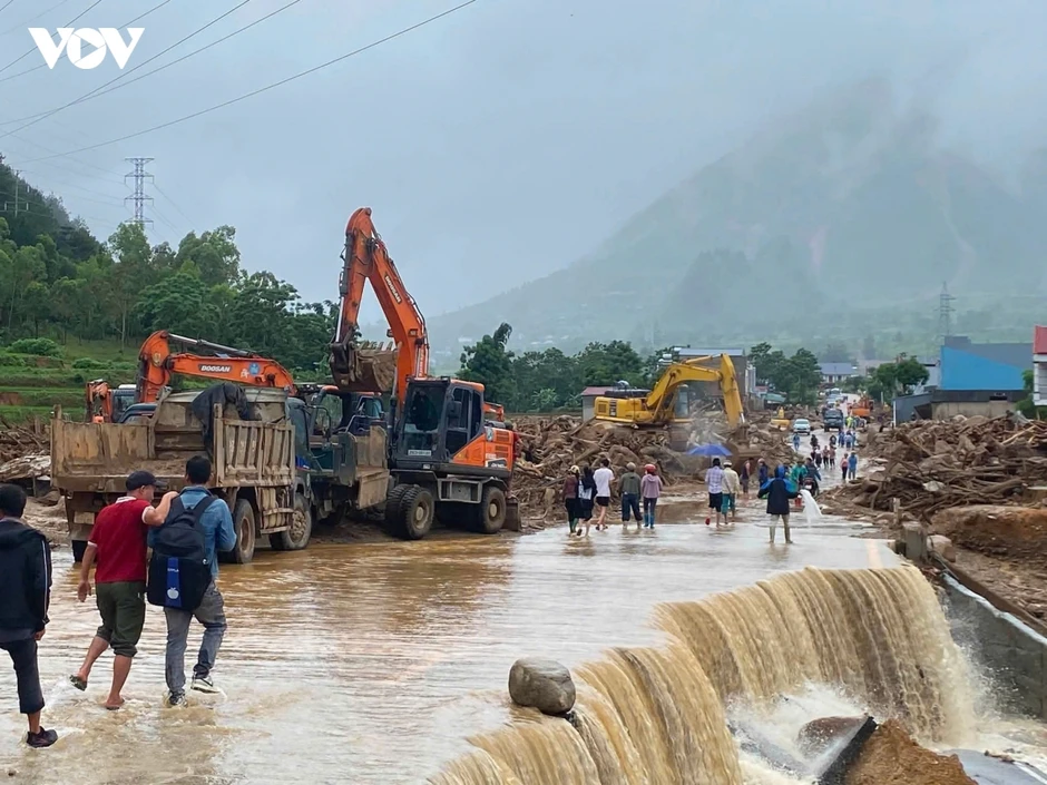 Người nông dân và chiếc máy cày không nghỉ giữa tâm lũ Mường Than Người nông dân và chiếc máy cày không nghỉ giữa tâm lũ Mường Than