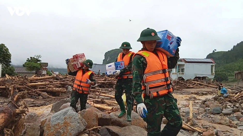 Người nông dân và chiếc máy cày không nghỉ giữa tâm lũ Mường Than Người nông dân và chiếc máy cày không nghỉ giữa tâm lũ Mường Than