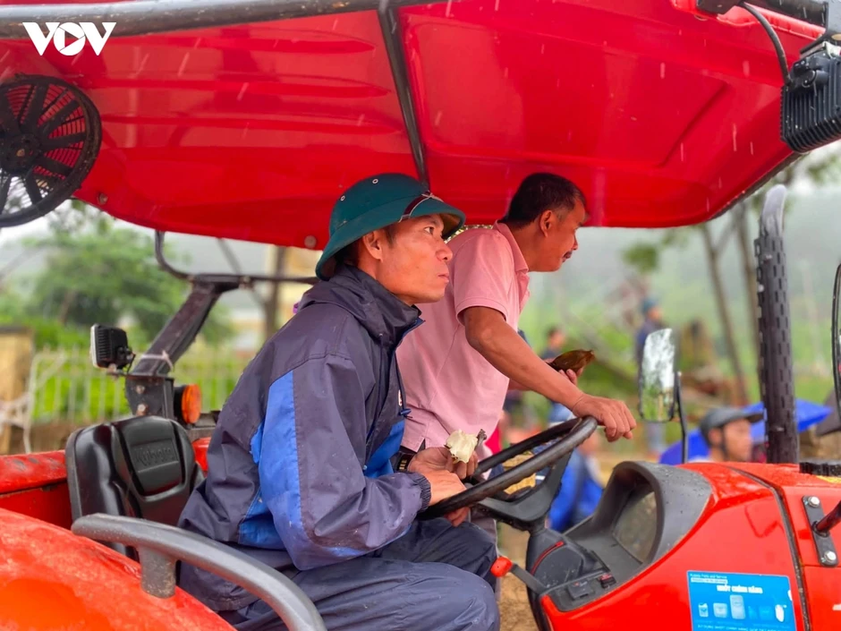 Người nông dân và chiếc máy cày không nghỉ giữa tâm lũ Mường Than Người nông dân và chiếc máy cày không nghỉ giữa tâm lũ Mường Than