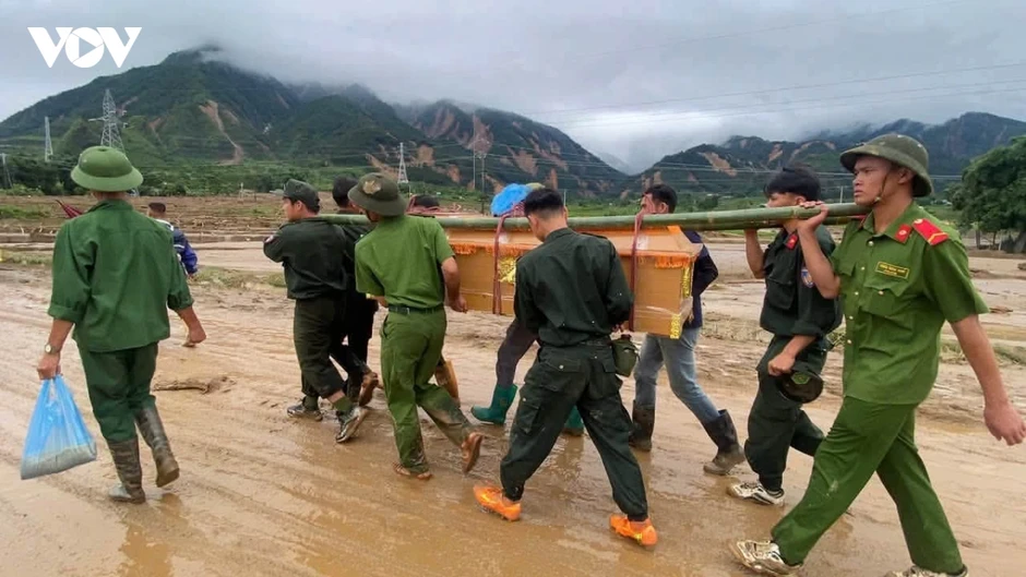 Người nông dân và chiếc máy cày không nghỉ giữa tâm lũ Mường Than Người nông dân và chiếc máy cày không nghỉ giữa tâm lũ Mường Than