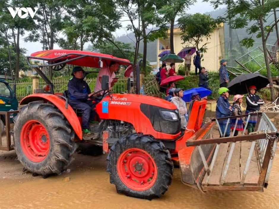 Người nông dân và chiếc máy cày không nghỉ giữa tâm lũ Mường Than Người nông dân và chiếc máy cày không nghỉ giữa tâm lũ Mường Than