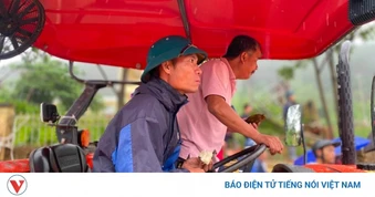 Người nông dân và chiếc máy cày không nghỉ giữa tâm lũ Mường Than