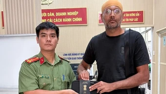 Người nước ngoài vui mừng nhận lại tài sản bị thất lạc