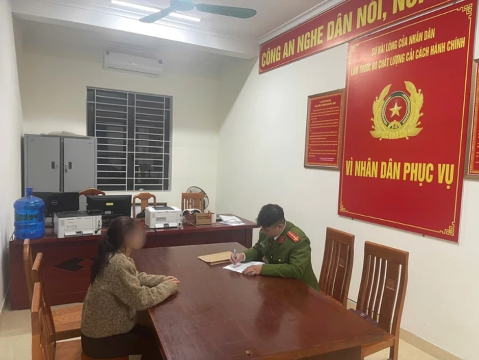 Người phụ nữ bị đánh ngã gục xuống đường: Triệu tập 2 cô gái trẻ liên quan Người phụ nữ bị đánh ngã gục xuống đường: Triệu tập 2 cô gái trẻ liên quan