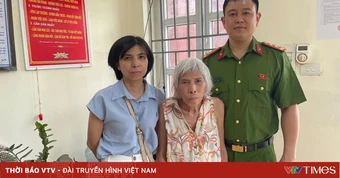 Người phụ nữ cao tuổi đi lạc được Công an Hà Nội hỗ trợ về với gia đình