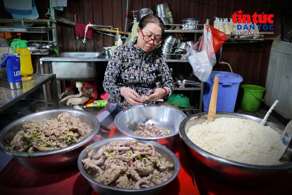 Người phụ nữ dựng 'Nhà Xanh' cưu mang 150 chú chó bị bỏ rơi Người phụ nữ dựng 'Nhà Xanh' cưu mang 150 chú chó bị bỏ rơi