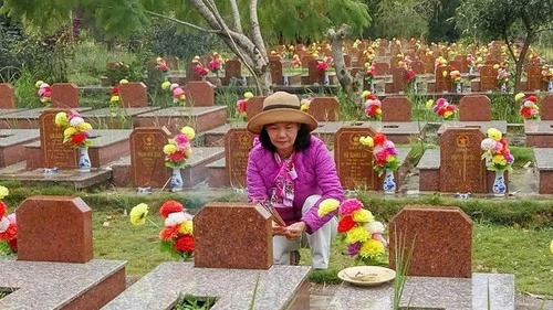 Người phụ nữ hơn 15 năm lặng thầm nối những hành trình trở về Người phụ nữ hơn 15 năm lặng thầm nối những hành trình trở về